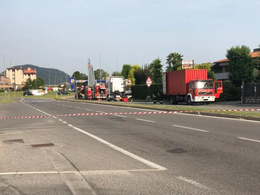 Le operazioni di travaso del gas dall'autoarticolato che ha preso fuoco a Erbusco