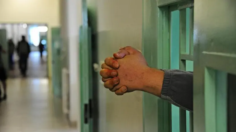 Una persona detenuta in carcere - © www.giornaledibrescia.it