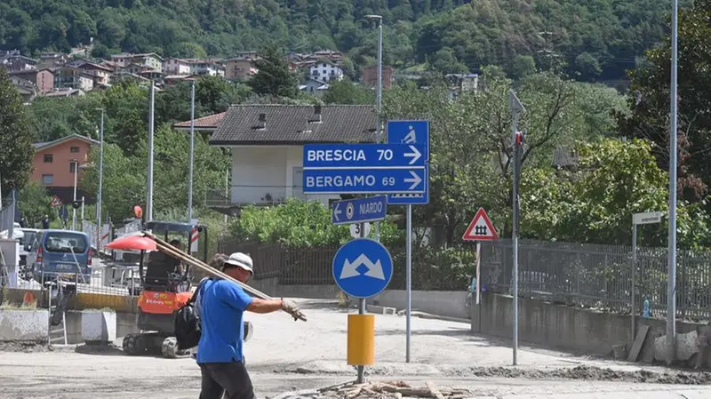 Le frecce per l'ingresso a Niardo - Foto Gabriele Strada Neg © www.giornaledibrescia.it