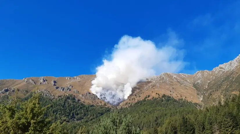 Il fumo dell'incendio sopra Cimbergo