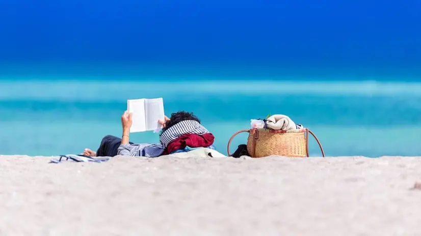 Leggere in spiaggia, un grande classico