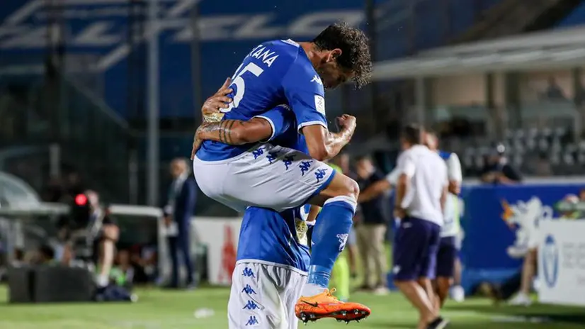 Emanuele Ndoj esulta dopo il gol con Andrea Cistana - New Reporter Nicoli © www.giornaledibrescia.it