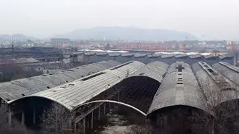 La copertura dell’ex Pietra in lastre di cemento amianto - © www.giornaledibrescia.it