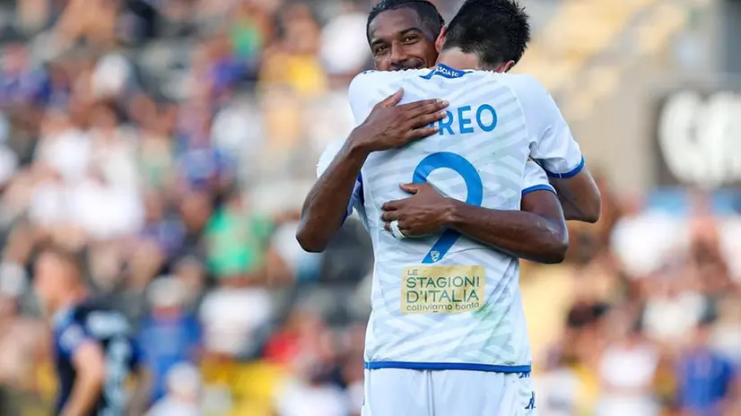 Un gioco che esalta le punte: un bell’abbraccio tra Moreo e Ayé - Foto NewReporter/Nicoli © www.giornaledibrescia.it