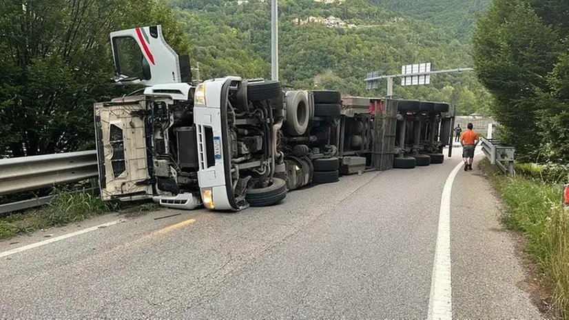 Tir si ribalta a Villanuova, traffico in tilt sulla Statale 45 bis Gardesana