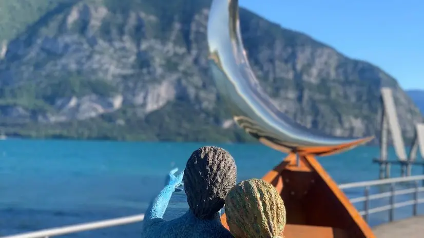 La mostra Doppio sogno sul lungolago di Iseo