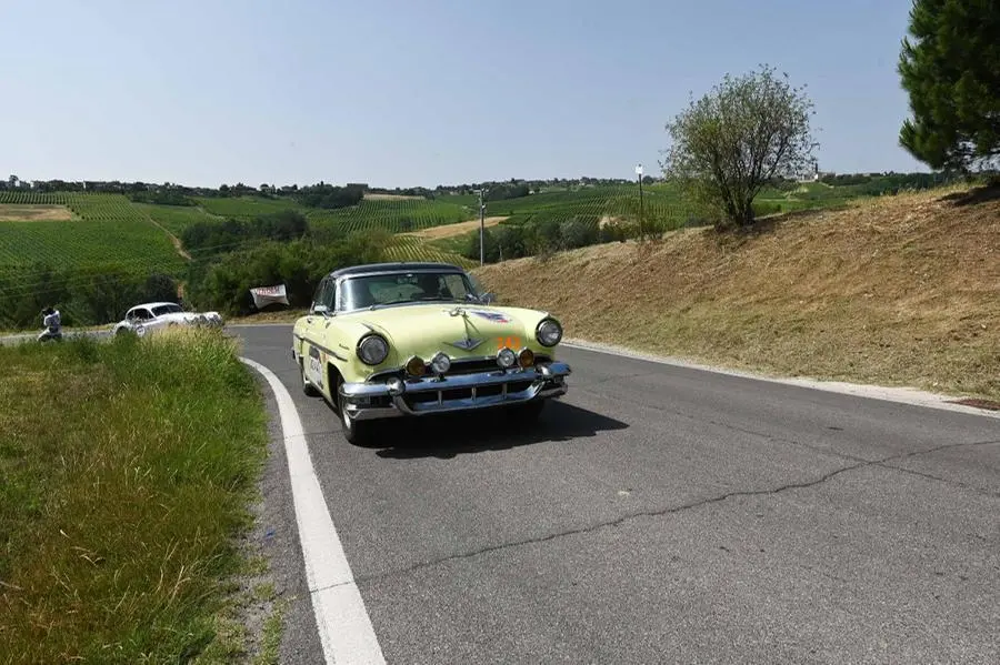 Mille Miglia 2022: il passaggio tra le vigne nel Pavese