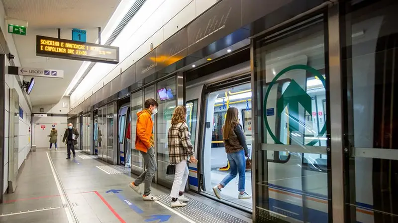 Studenti scelgono la metro per andare in università - Foto Brescia Mobilità