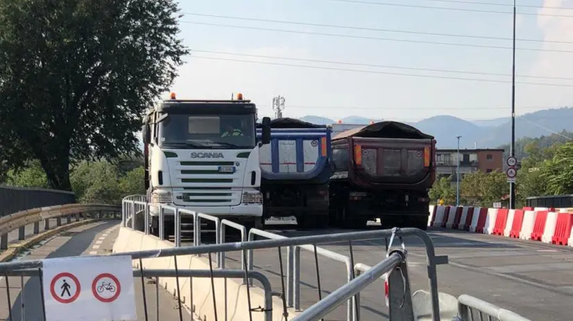 Le prove di carico sul ponte di via Volturno