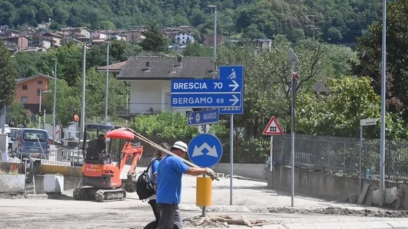 I lavori a Niardo dopo l'esondazione - © www.giornaledibrescia.it