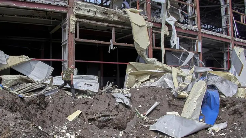 I danni provocati dall'esplosione di un missile nell'area di Kharkiv in Ucraina -  Foto Epa © www.giornaledibrescia.it