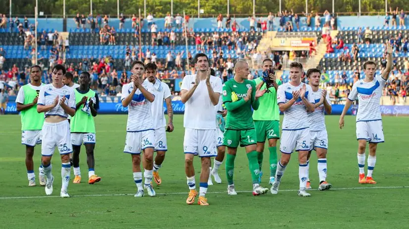 I giocatori del Brescia dopo la vittoria di Pisa - © www.giornaledibrescia.it