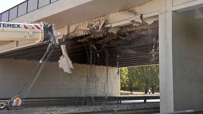 Il ponte di via Volturno dopo l'incidente - © www.giornaledibrescia.it