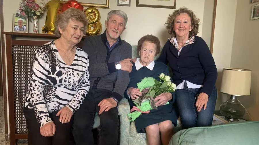 Bice con i figli Milena e Mauro e la badante Zina ad aprile - © www.giornaledibrescia.it