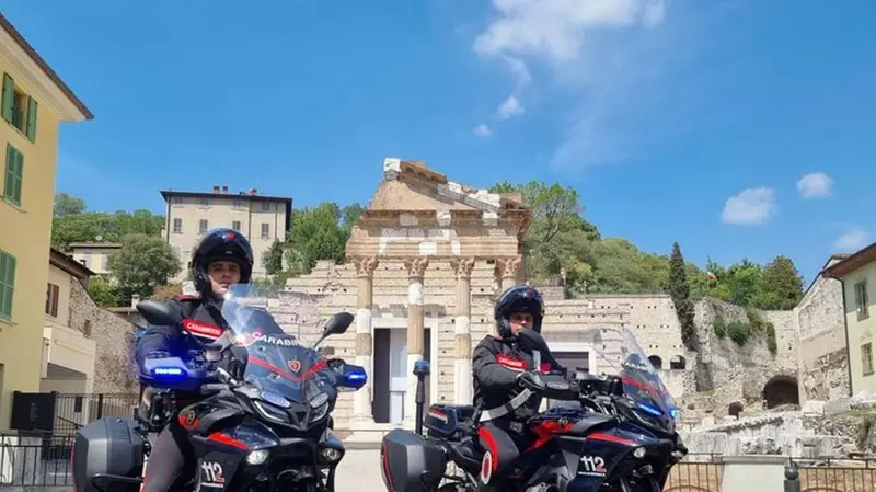 Due carabinieri al lavoro in centro città