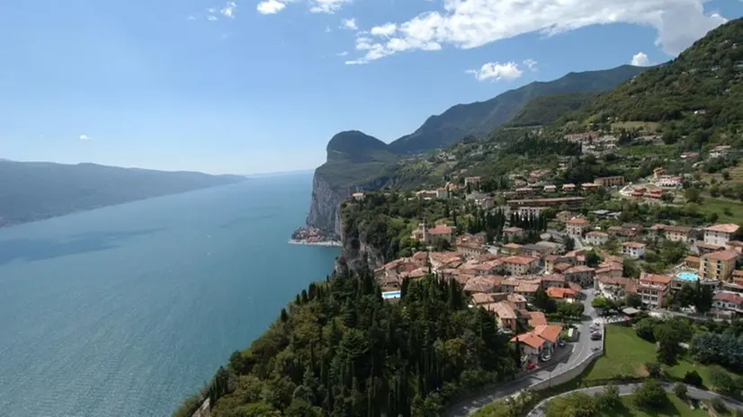 Campione del Garda, Mecca del popolo delle onde e unica frazione a lago di Tremosine - © www.giornaledibrescia.it