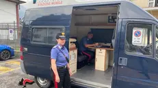 Il furgone attrezzato fuori dalla caserma dei carabinieri di Edolo