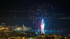 Il golfo salodiano splende con le mille luci dei fuochi d’artificio - © www.giornaledibrescia.it