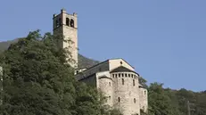 La romanica pieve di San Siro a Capo di Ponte si affaccia sulla vallata con l'abside - © www.giornaledibrescia.it