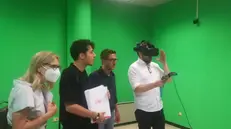 Una persona testa il visore per la realtà virtuale - © www.giornaledibrescia.it