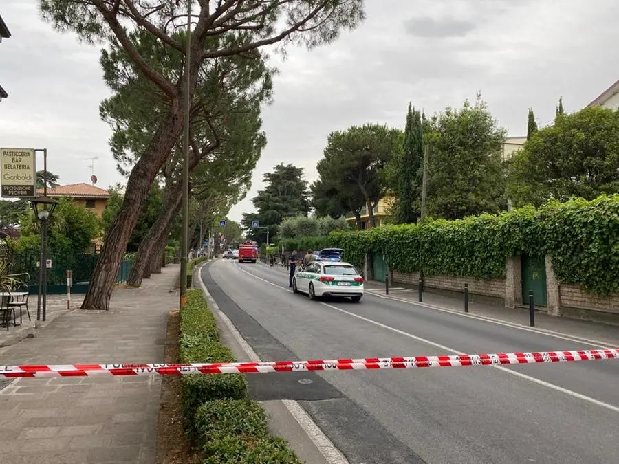 Desenzano, camion trancia cavo e fa crollare palo: ferita una ciclista