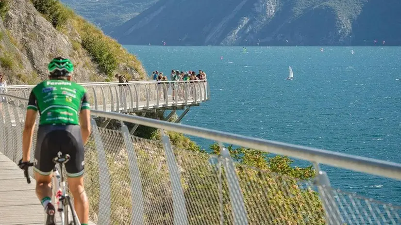 A picco sul lago. La spettacolare pista ciclabile di Limone, amatissima dai turisti