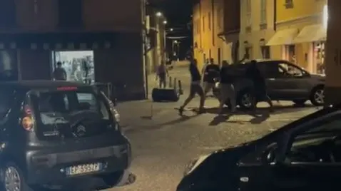 Un fermo immagine dei video della rissa a Chiari - Foto © www.giornaledibrescia.it