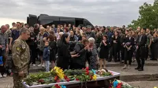 Il funerale di un combattente ucraino in Donetsk - Foto Ansa © www.giornaledibrescia.it