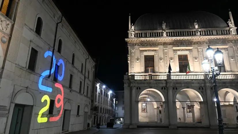 La Loggia illuminata di notte - © www.giornaledibrescia.it