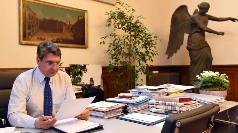 Il sindaco Emilio Del Bono nel suo studio a Palazzo Loggia - © www.giornaledibrescia.it