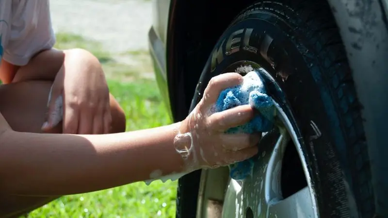 Rinunciare a lavare l'auto o usare l'acqua della propria utenza - © www.giornaledibrescia.it