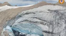 Il ghiacciaio della Marmolada con lo squarcio del pezzo crollato - Foto Ansa © www.giornaledibrescia.it