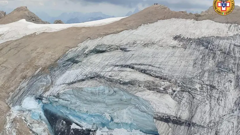 Il ghiacciaio della Marmolada con lo squarcio del pezzo crollato - Foto Ansa © www.giornaledibrescia.it