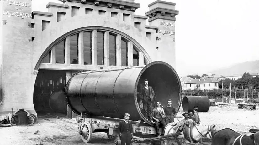 Carro per il trasporto di una condotta forzata del tubificio Togni - Foto Fondazione Negri © www.giornaledibrescia.it