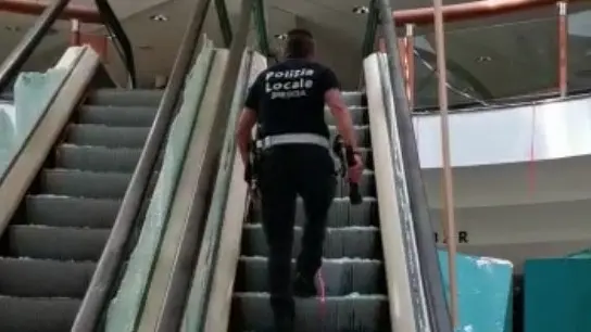 La Polizia locale è entrata nello stabile per verificare la situazione - © www.giornaledibrescia.it