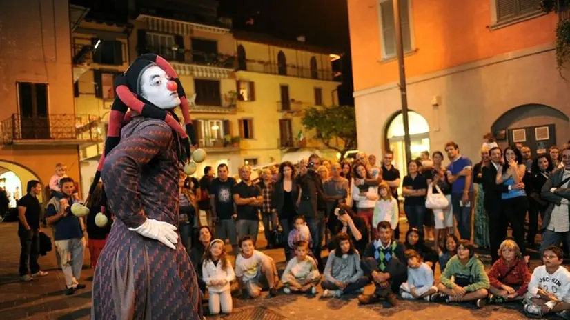 Un artista di strada durante il Busker Festival sulle sponde del Lago d'Iseo - © www.giornaledibrescia.it