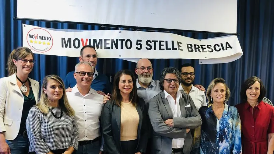 Foto di gruppo dei candidati Cinque stelle per la Camera e il Senato - Foto Neg © www.giornaledibrescia.it