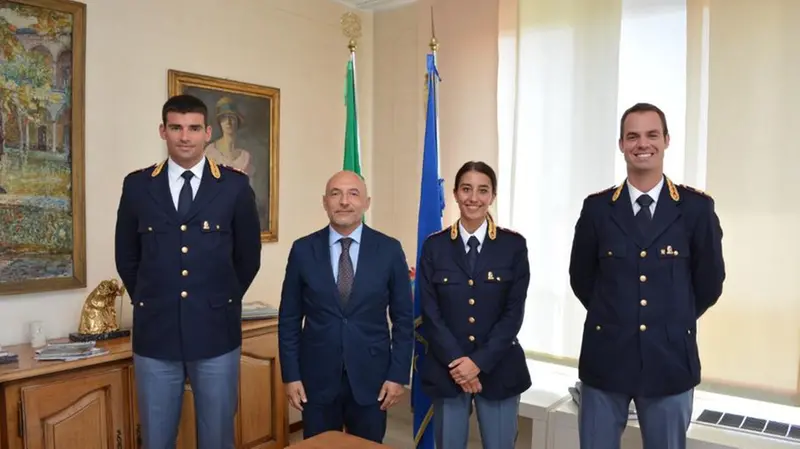 I tre nuovi commissari con il questore Signer - © www.giornaledibrescia.it