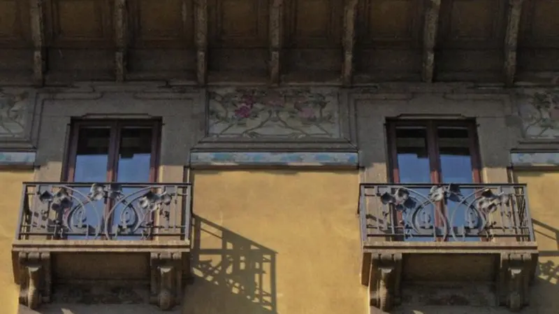 Casa Laugier in corso Magenta, dettaglio dei balconi e della cornice a maioliche