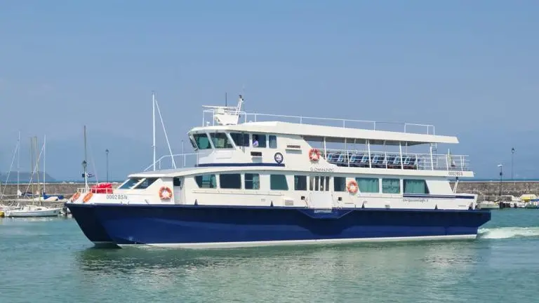 Il catamarano è in grado di navigare anche se il livello è basso - © www.giornaledibrescia.it