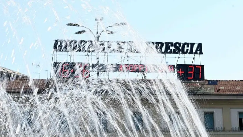 Ancora temperature alte tra gli zampilli della fontana di piazzale Repubblica - New Eden Group © www.giornaledibrescia.it
