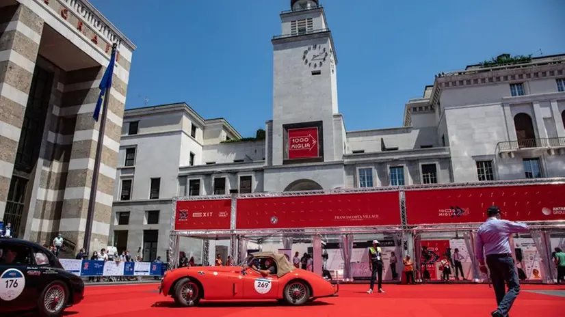 Mille Miglia 2021: la punzonatura al Village di piazza Vittoria