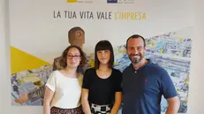 Carolina Peri (al centro) con la sua tutor Erika Dossena e l’amministratore unico di Becom Alfredo Rabaiotti - © www.giornaledibrescia.it