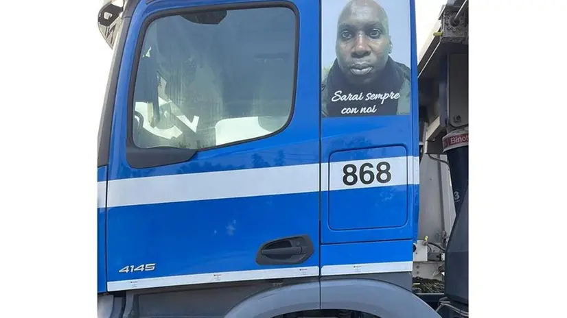 La fotografia di Kante Demba su uno dei camion della Germani impiegati nei cantieri Tav - © www.giornaledibrescia.it