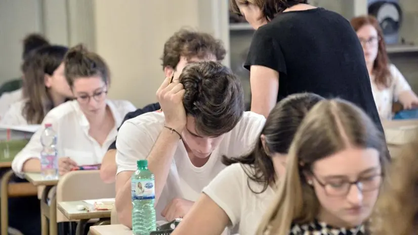 Ragazze e ragazzi impegnati nell'esame scritto della Maturità - © www.giornaledibrescia.it