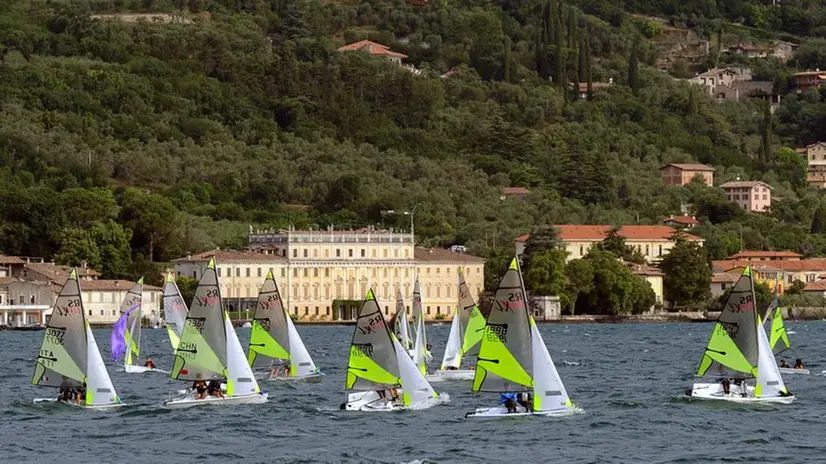 Rs vela con lo sfondo di villa Bettoni