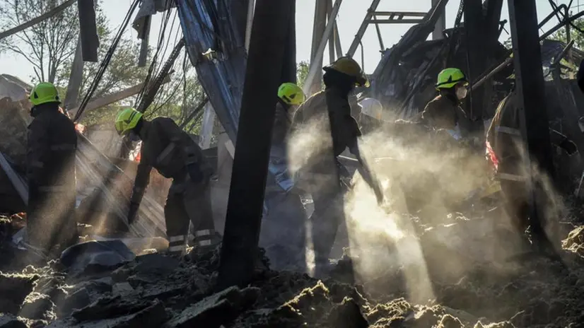 I soccorritori ucraini al lavoro dopo l'attacco a Kremenchuk - Foto Epa/Oleg Petrasyuk © www.giornaledibrescia.it