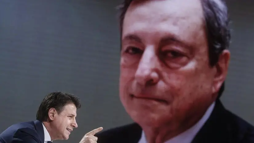 Il leader M5s Conte e, sullo sfondo, il premier Draghi - Foto Ansa © www.giornaledibrescia.it