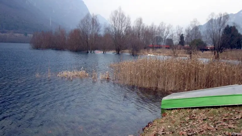 La grande sete: laghi e fiumi in crisi, emergono le sponde - © www.giornaledibrescia.it