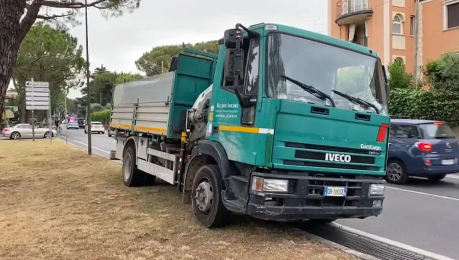 Desenzano, camion trancia cavo e fa crollare palo: ferita una ciclista